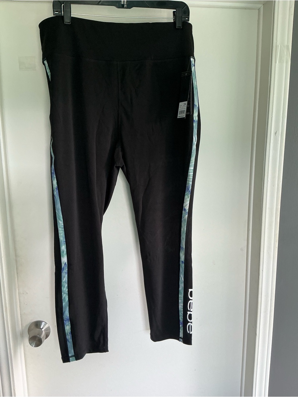 NWT BEBE WOMENS plus size 3X Black Leggings with shades of blue marble sides.